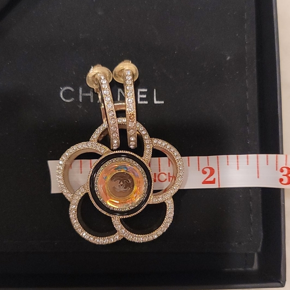 💥SOLD @ GET_YOUR_LUXE_ON💥CHANEL crystal earrings - Picture 5 of 14